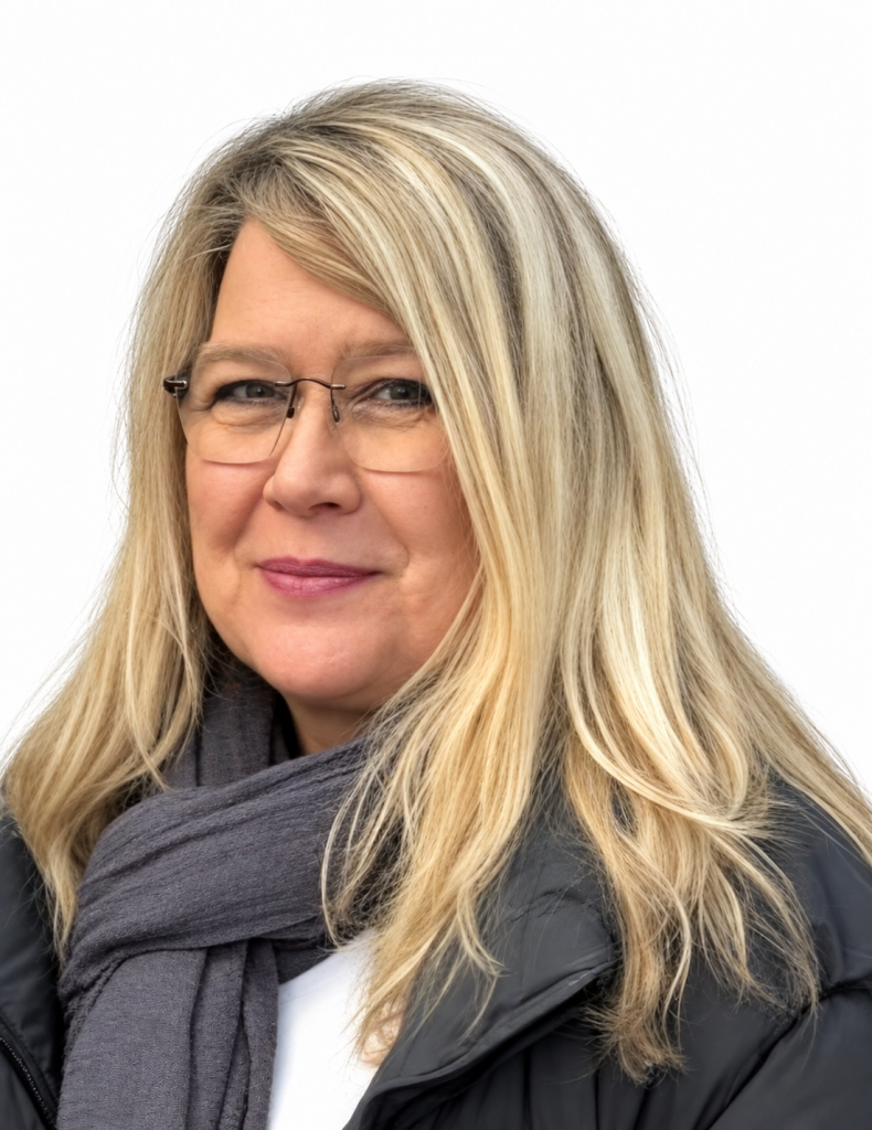 Dieses Bild hat ein leeres Alt-Attribut. Der Dateiname ist Freundliches-Porträt-einer-Frau-mit-Brille-2-790x1024.png